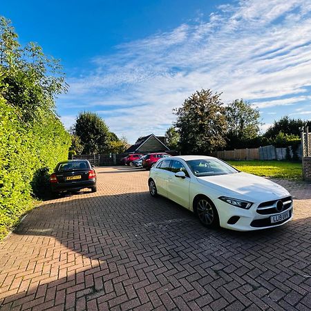 Acorn Lodge Hotel Gatwick & Parking Хорли Экстерьер фото
