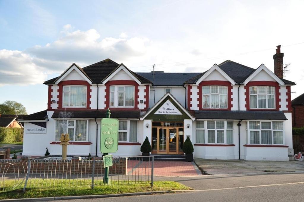 Acorn Lodge Hotel Gatwick & Parking Хорли Экстерьер фото