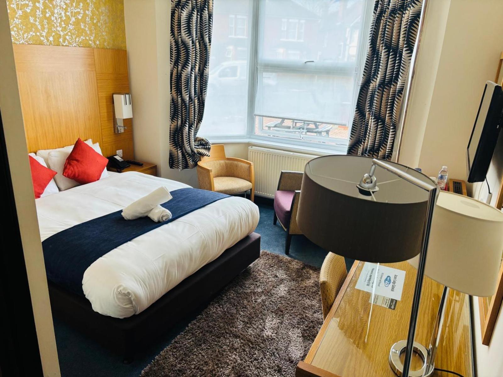 Acorn Lodge Hotel Gatwick & Parking Хорли Экстерьер фото