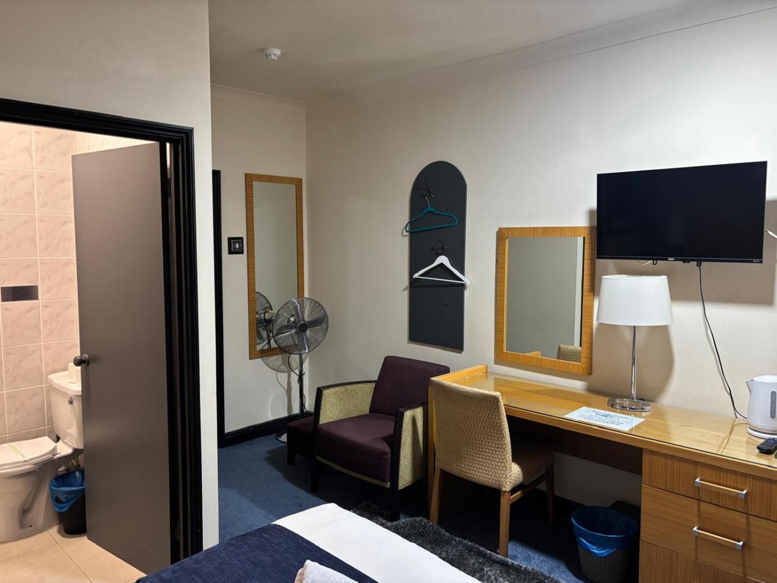 Acorn Lodge Hotel Gatwick & Parking Хорли Экстерьер фото
