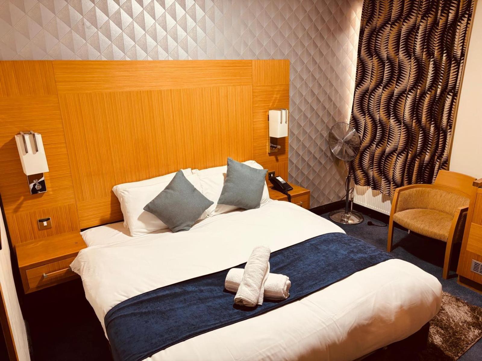Acorn Lodge Hotel Gatwick & Parking Хорли Экстерьер фото
