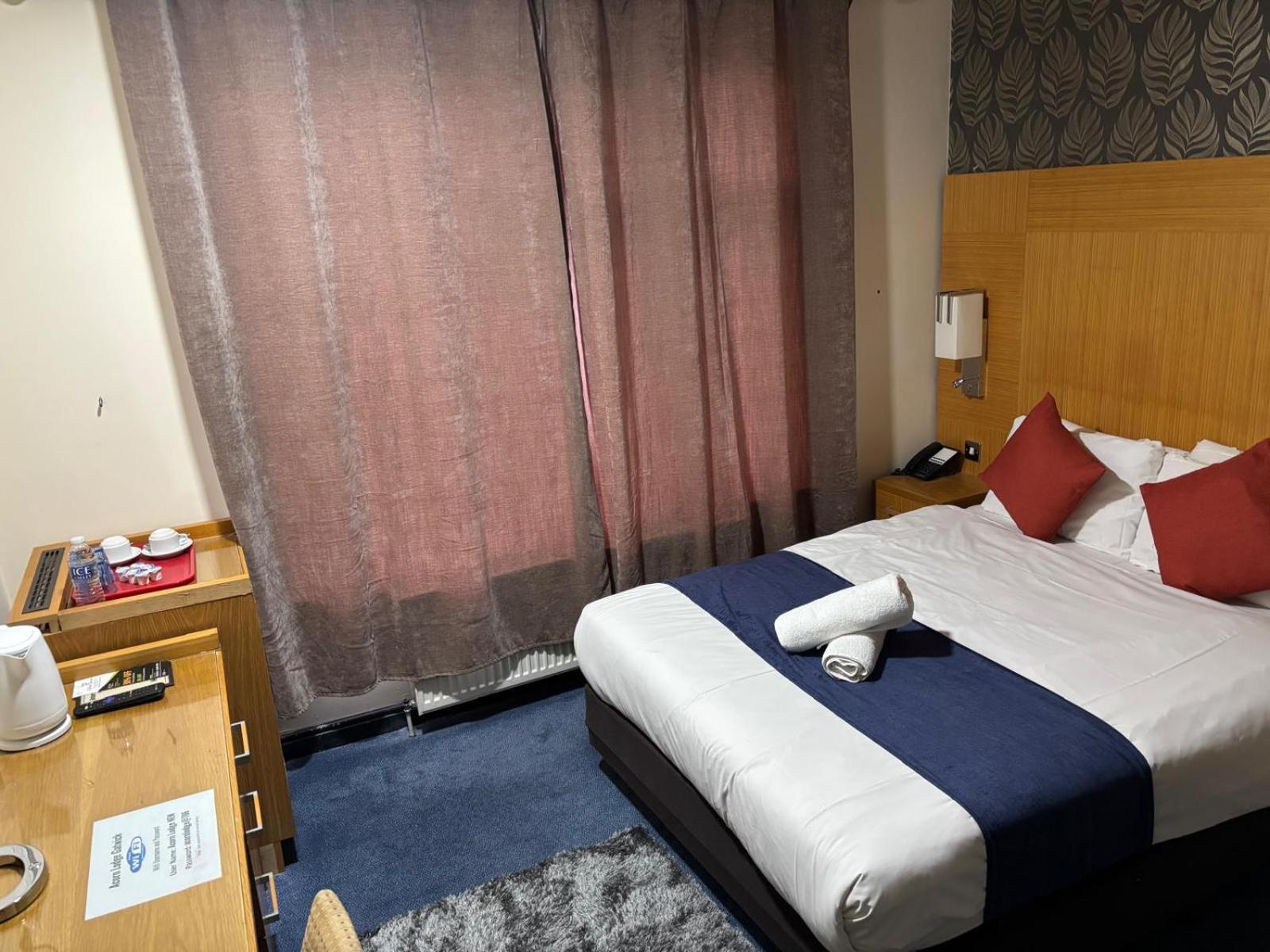 Acorn Lodge Hotel Gatwick & Parking Хорли Экстерьер фото