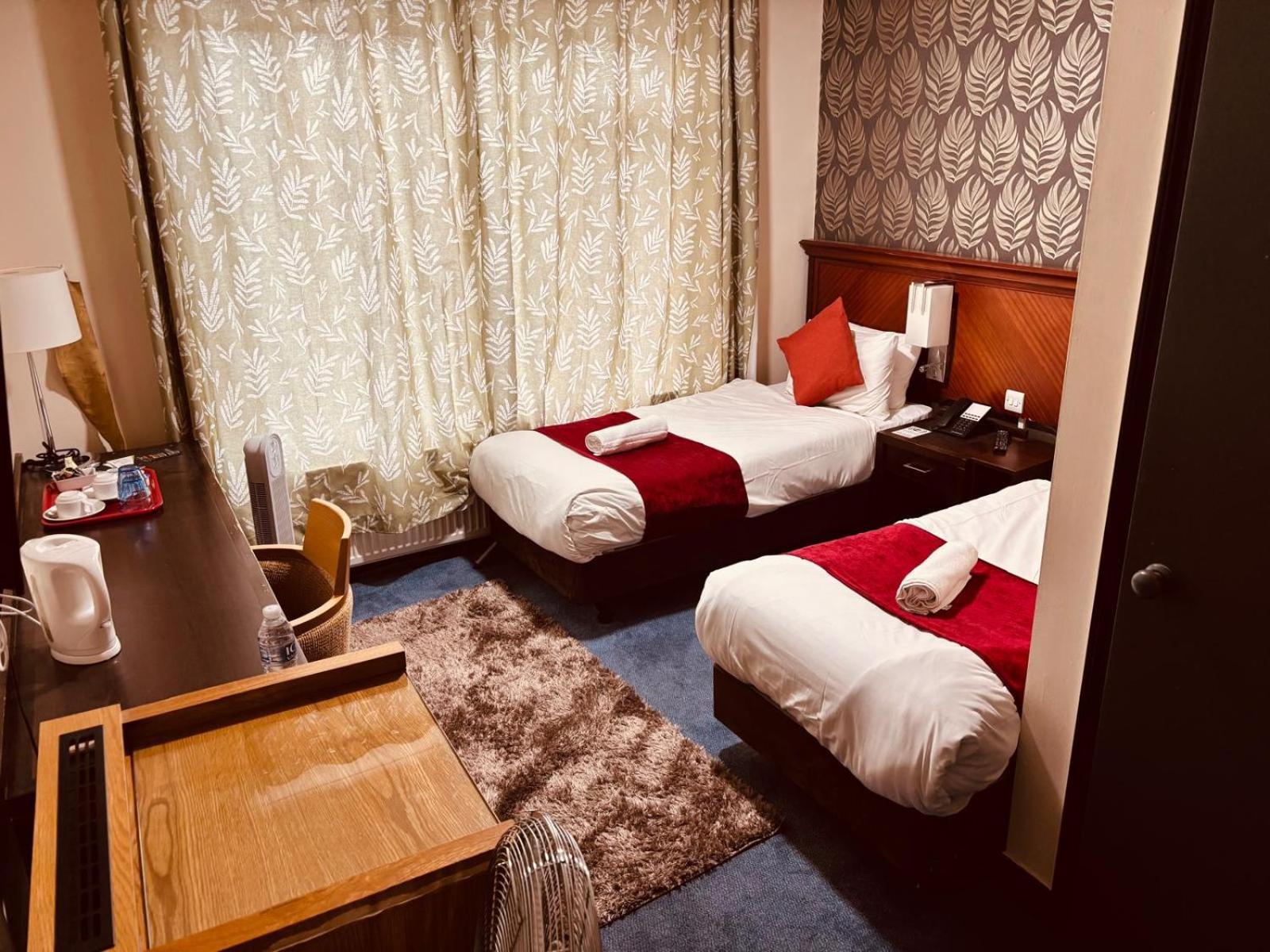 Acorn Lodge Hotel Gatwick & Parking Хорли Экстерьер фото