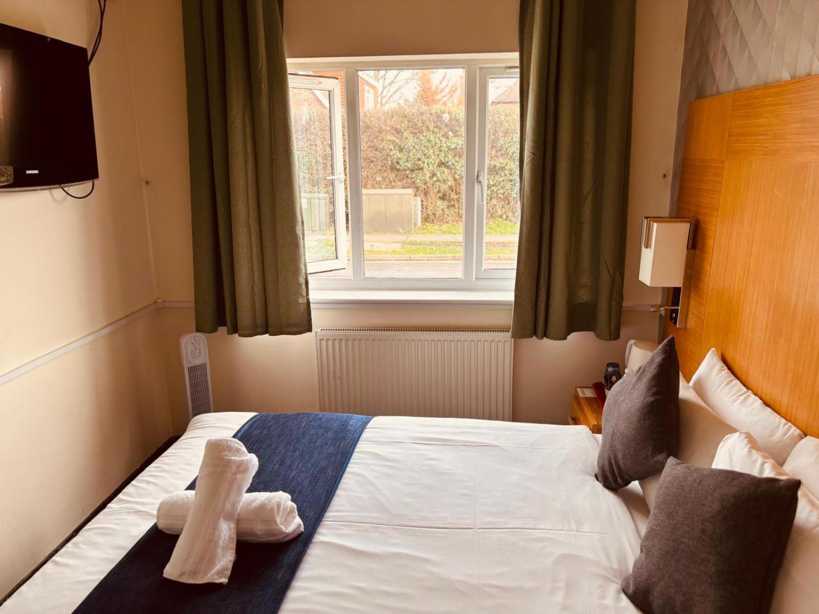 Acorn Lodge Hotel Gatwick & Parking Хорли Экстерьер фото