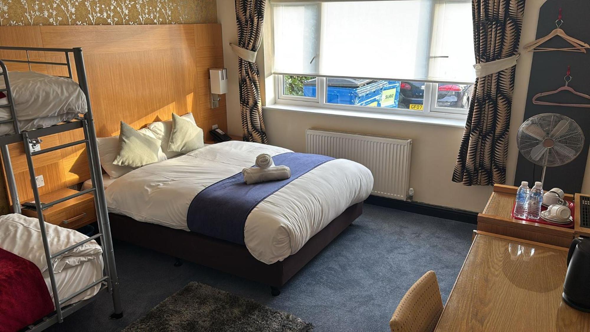 Acorn Lodge Hotel Gatwick & Parking Хорли Экстерьер фото