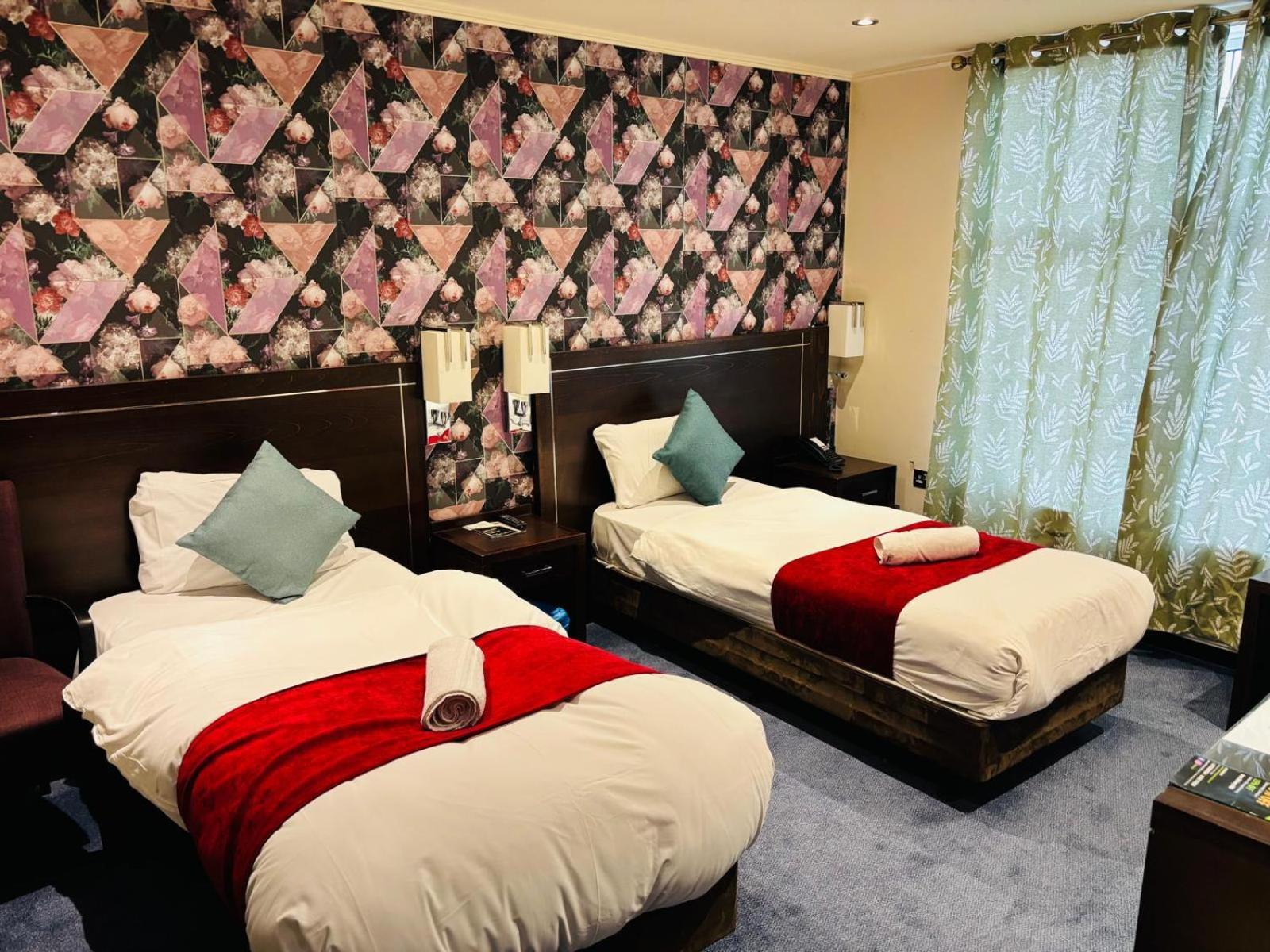 Acorn Lodge Hotel Gatwick & Parking Хорли Экстерьер фото