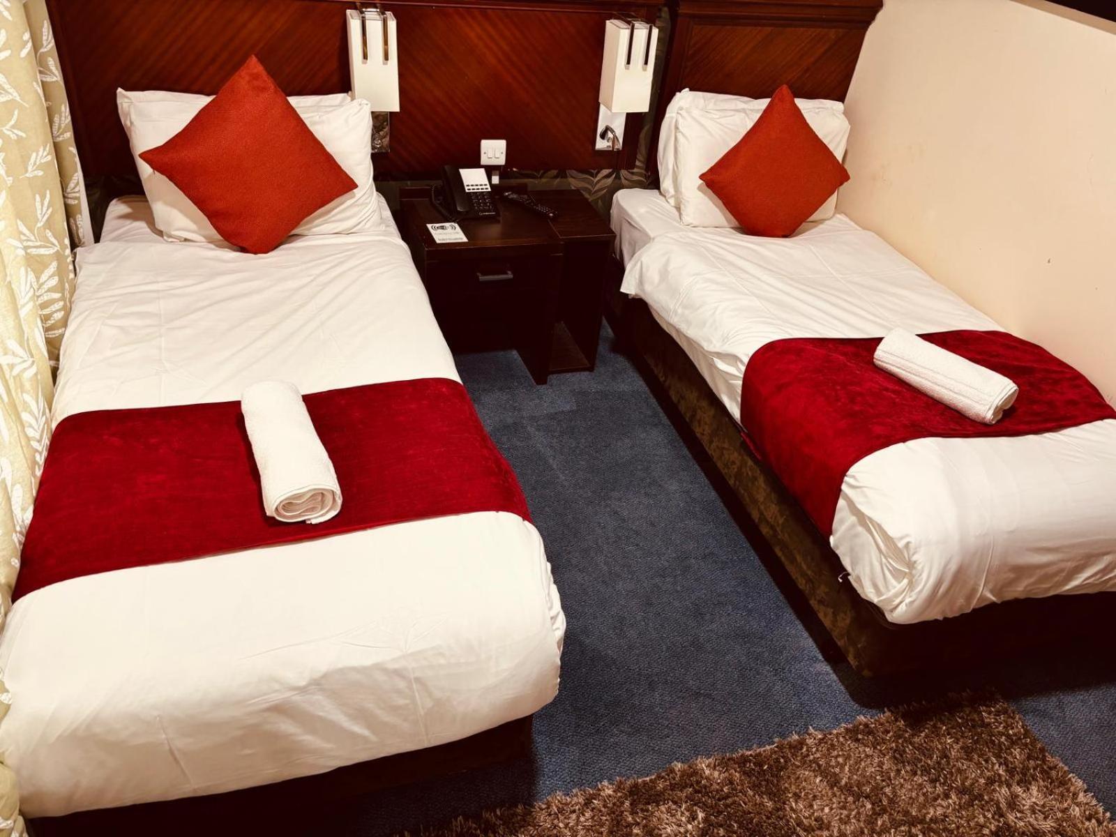 Acorn Lodge Hotel Gatwick & Parking Хорли Экстерьер фото