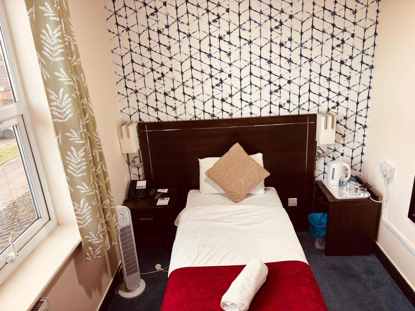 Acorn Lodge Hotel Gatwick & Parking Хорли Экстерьер фото