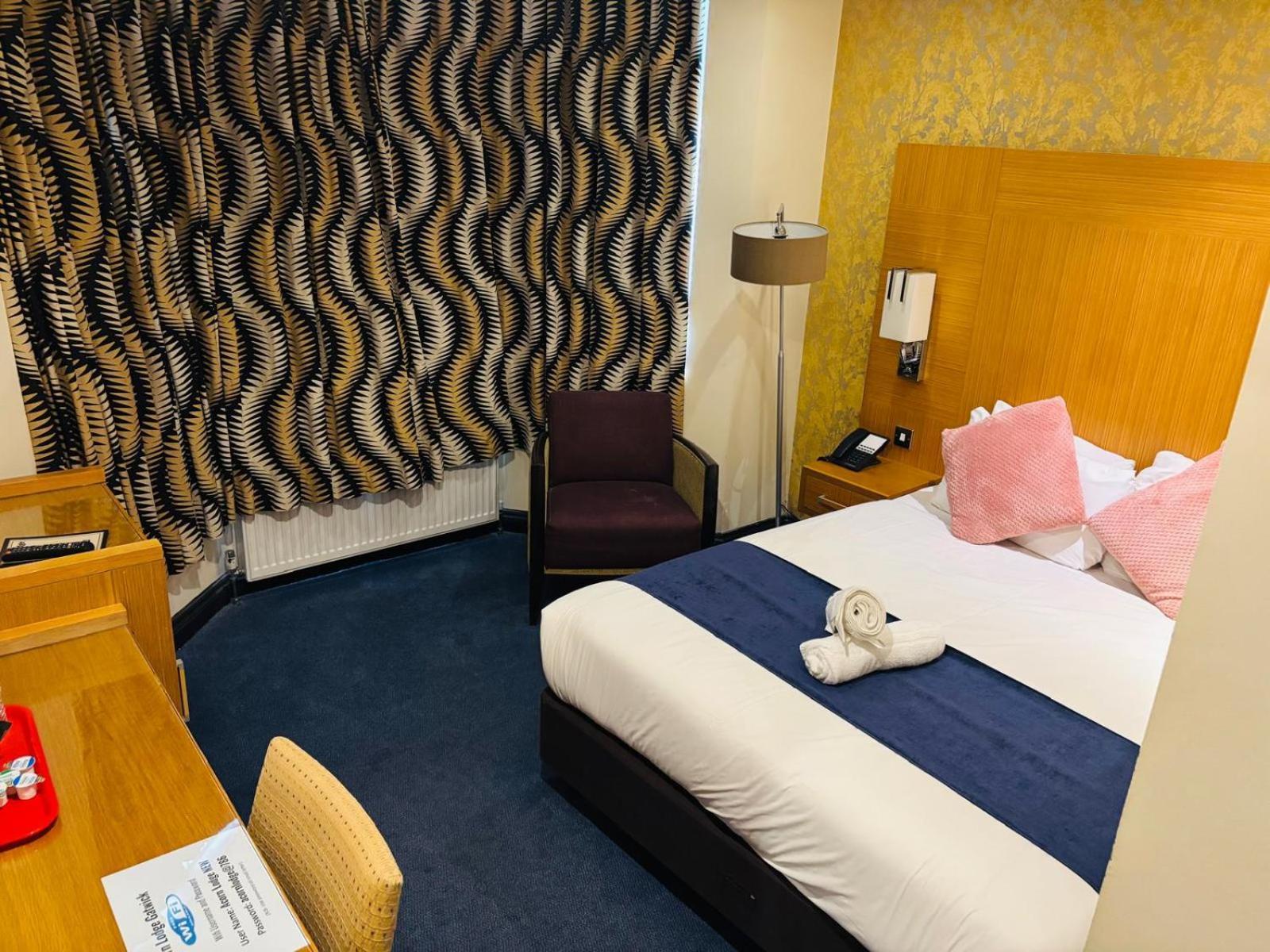 Acorn Lodge Hotel Gatwick & Parking Хорли Экстерьер фото