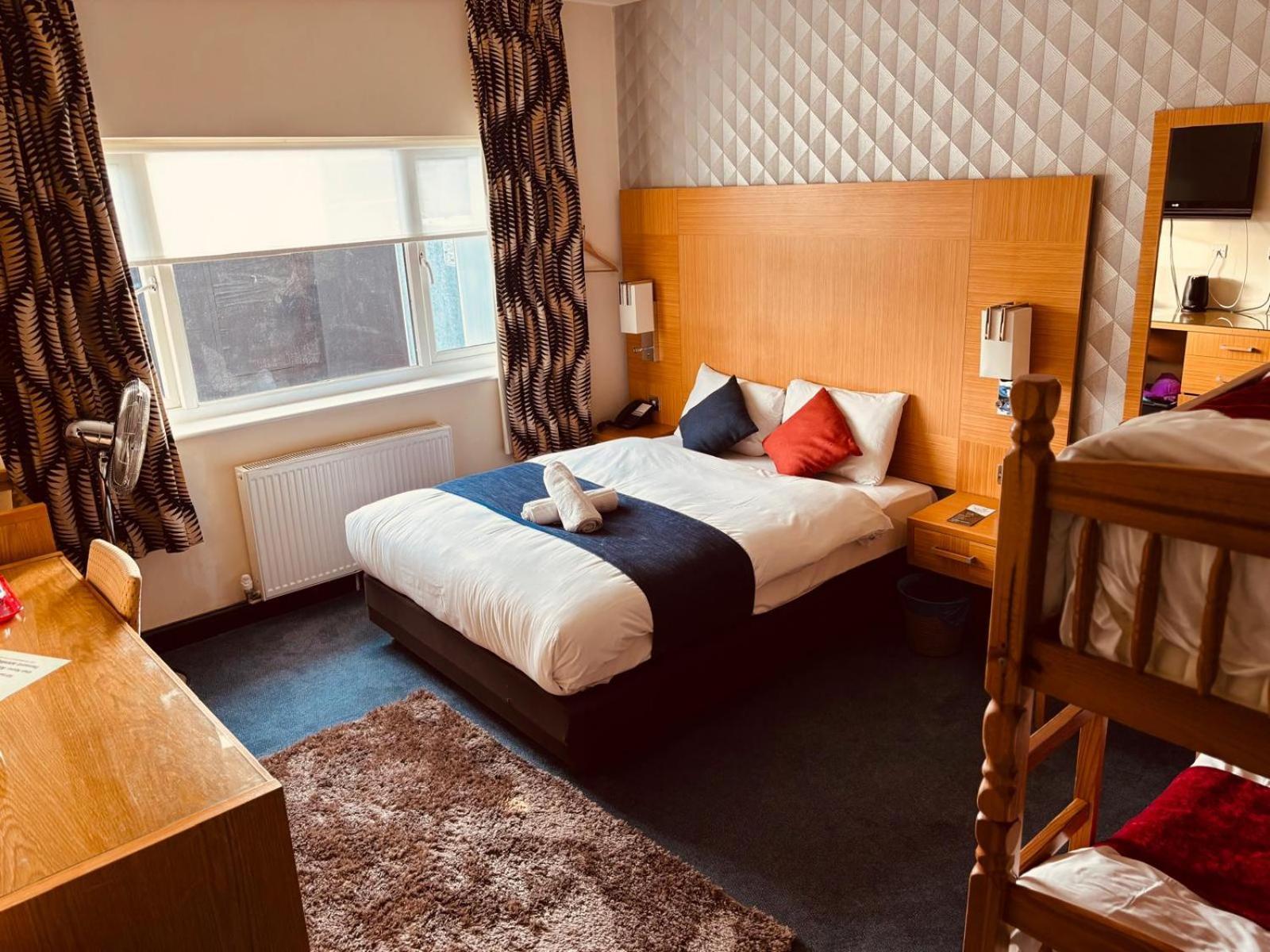 Acorn Lodge Hotel Gatwick & Parking Хорли Экстерьер фото